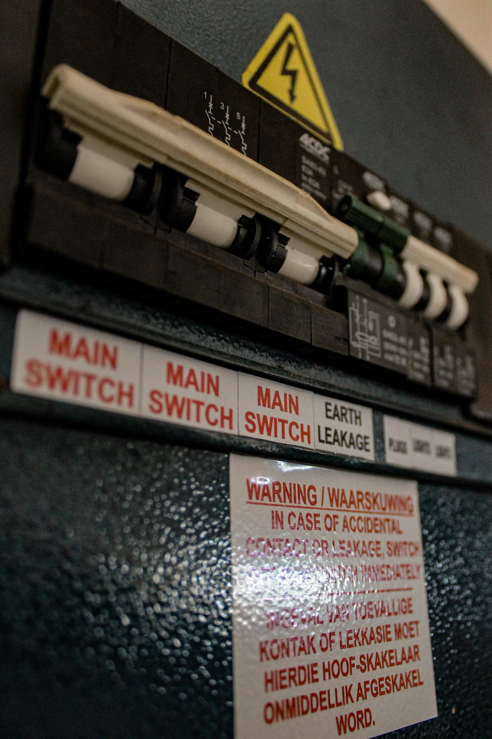 Distribution board with a main switch circuit breaker